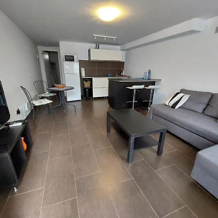 Modern Apartment, Walking Distance Of The Sea 아파트 *